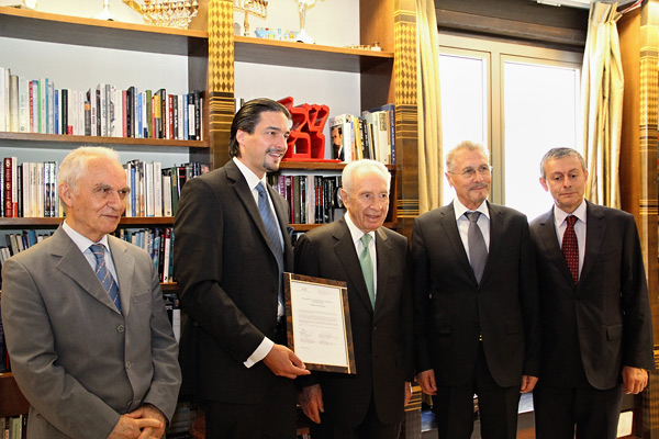 The-ICD-awards-President-Shimon-Peres.jpg